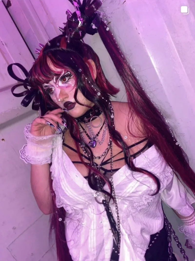 Client wearing a wig by Zatanna